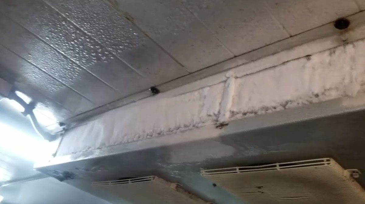 Évaporateur de chambre froide complètement pris en glace.