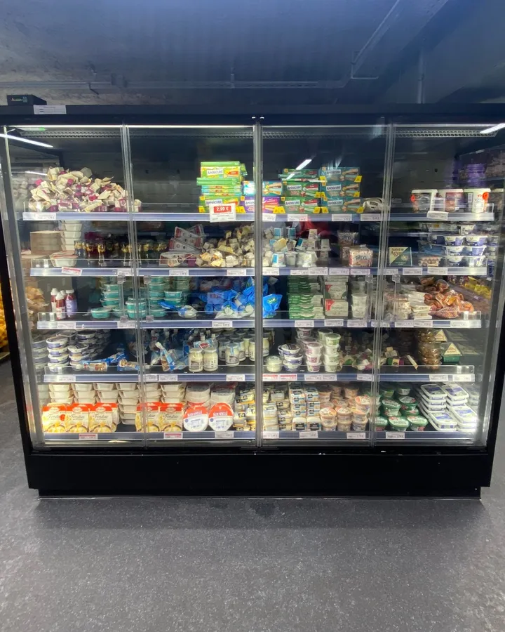 Vitrine réfrigérée dans un magasin équipé